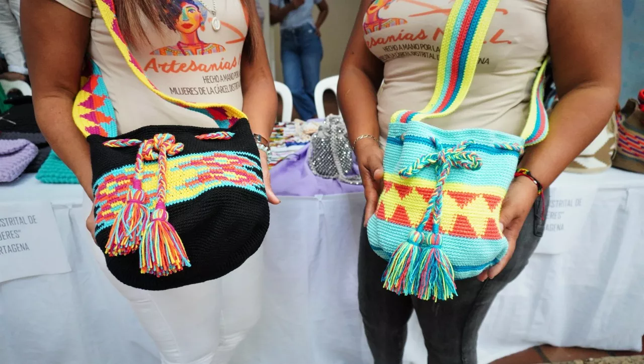 Mochilas, bolsos, carteras y manillas hacen parte de la amplia gama de elementos que exponen las internas 