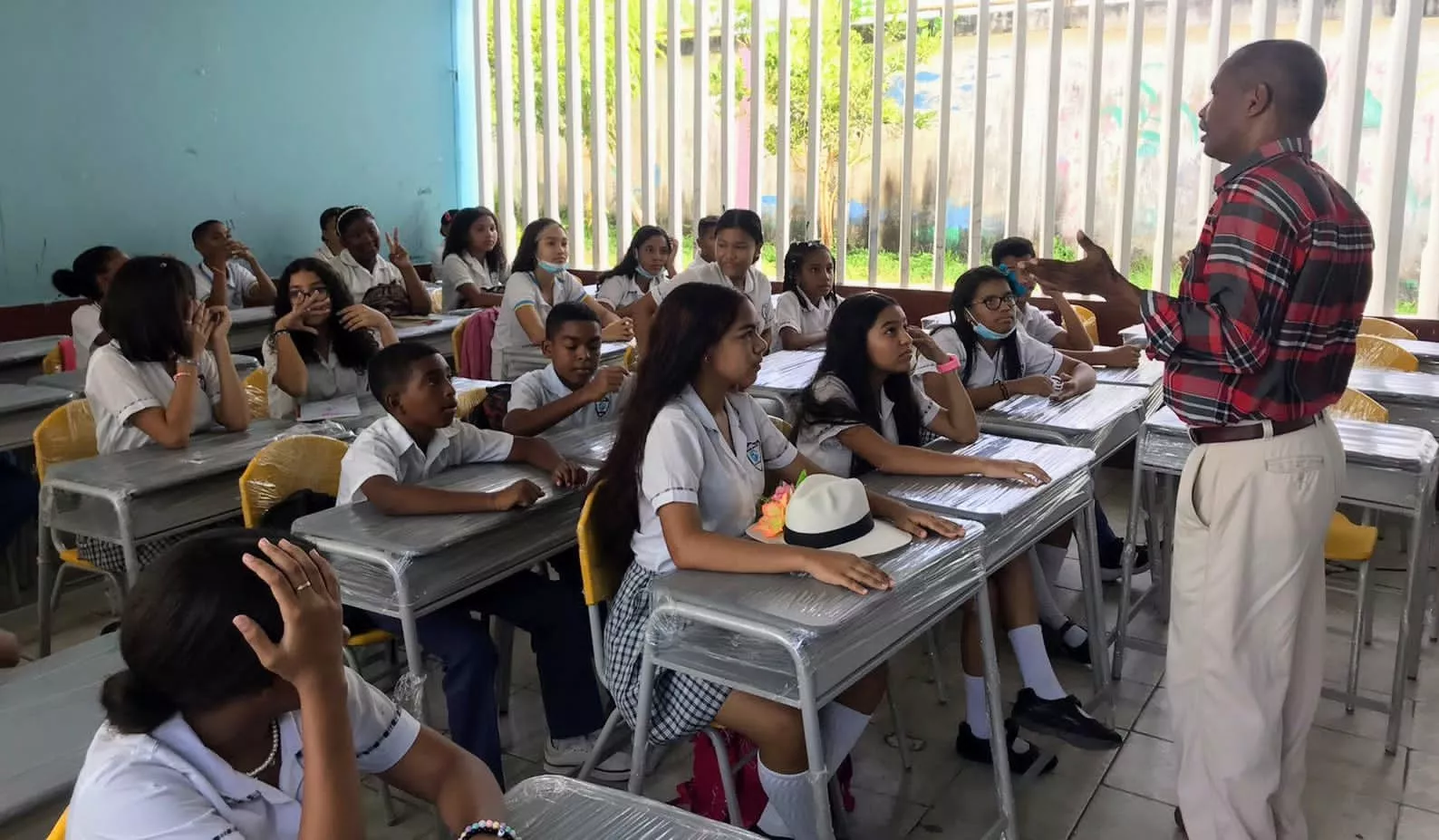 Con esta entrega de elementos para aulas se dio inicio al proceso de dotación escolar