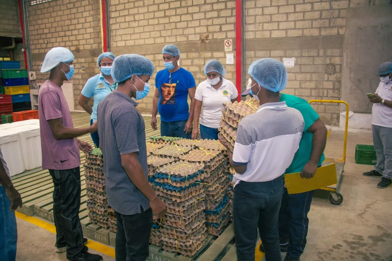 Los grupos organizados reciben mercados una vez al mes