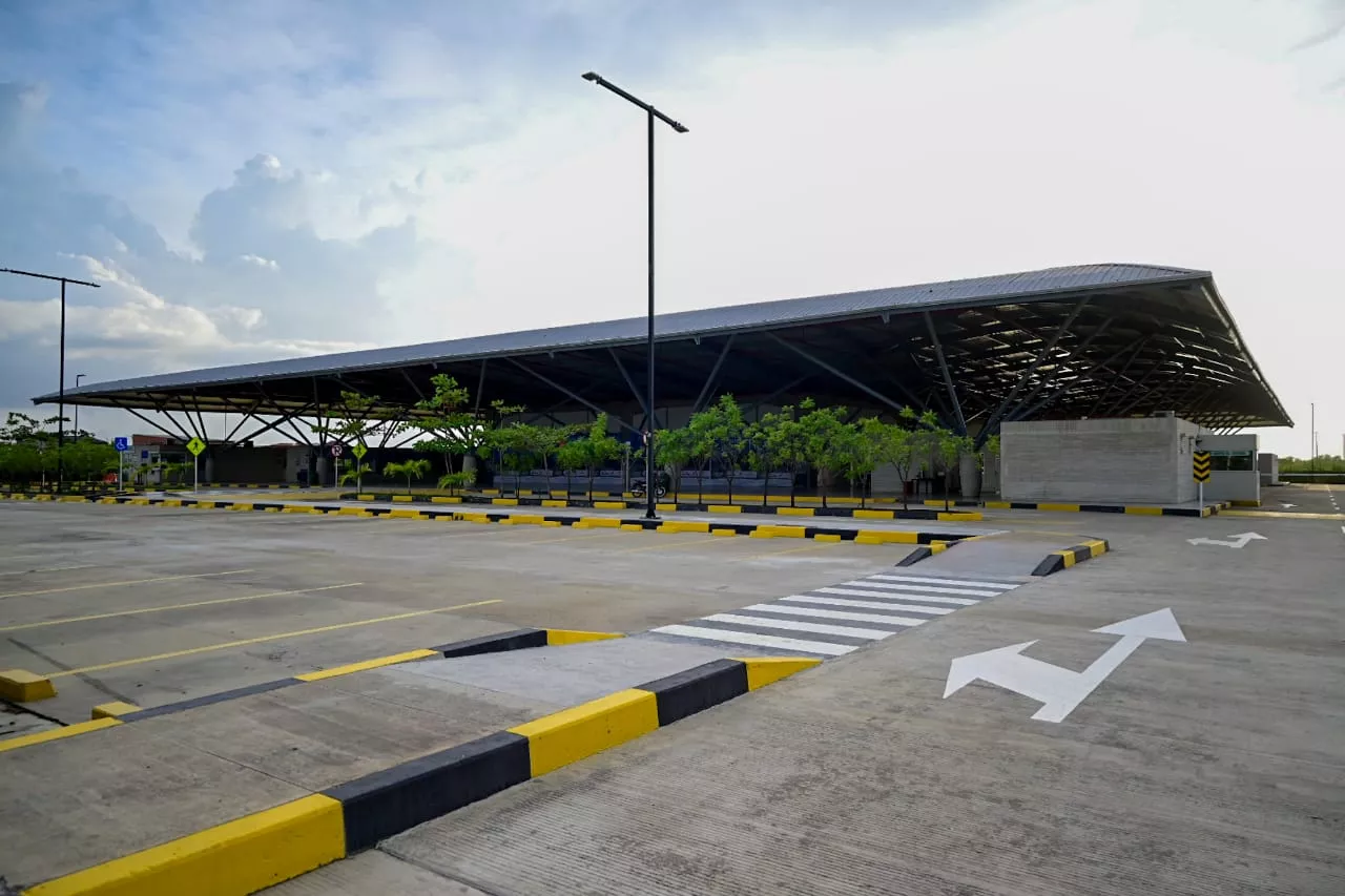 La Terminal del Norte cuenta con estacionamiento, zonas de ascenso y descenso de pasajeros, y servicio de taxis.