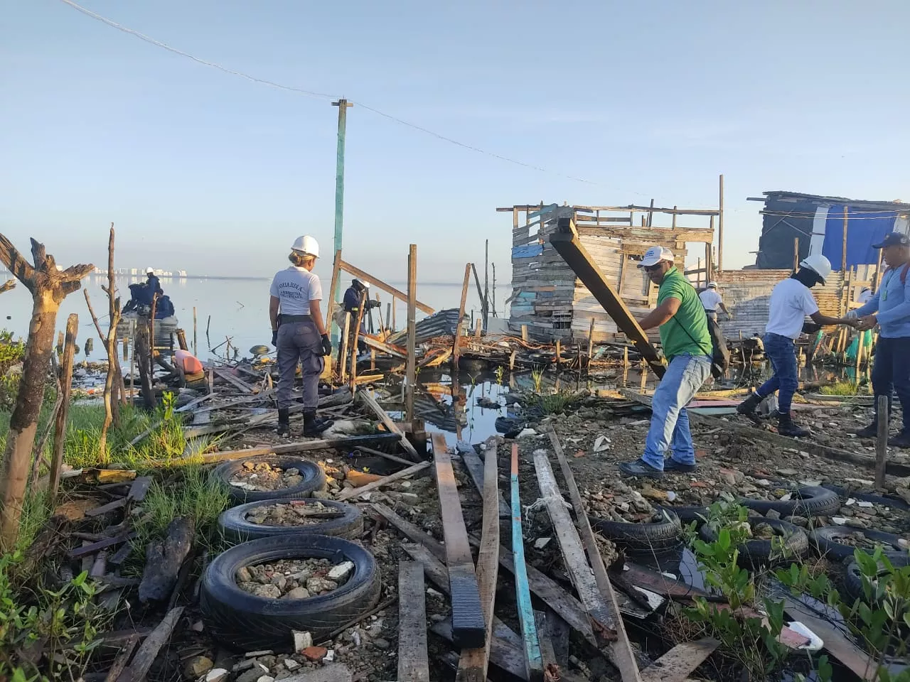 Fueron demolidas siete construcciones antitécnicas no habitadas en rellenos realizados a la ciénaga de la Virgen. 