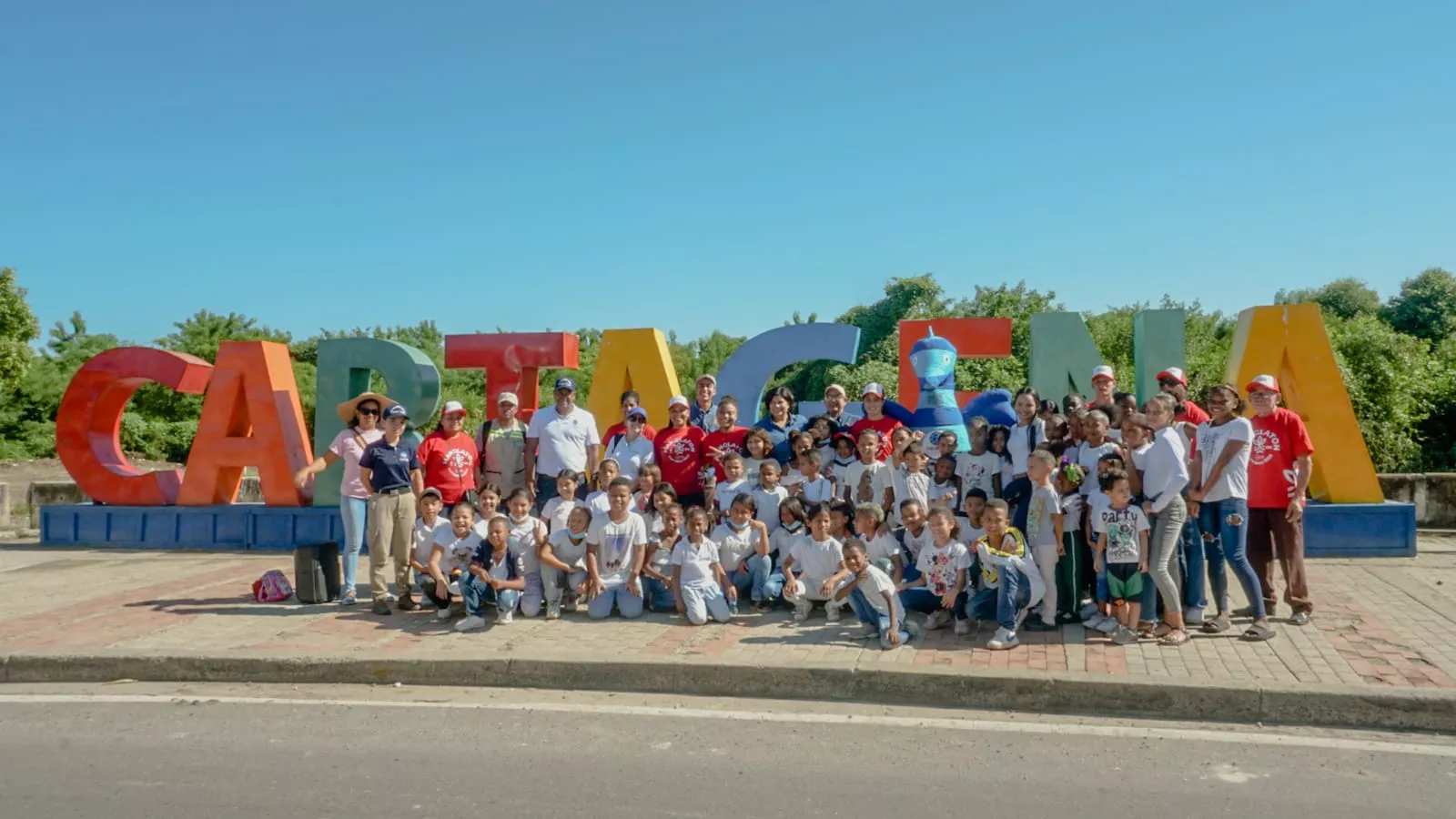 Durante la siembra de 1.400 mangles se realizó una jornada de limpieza