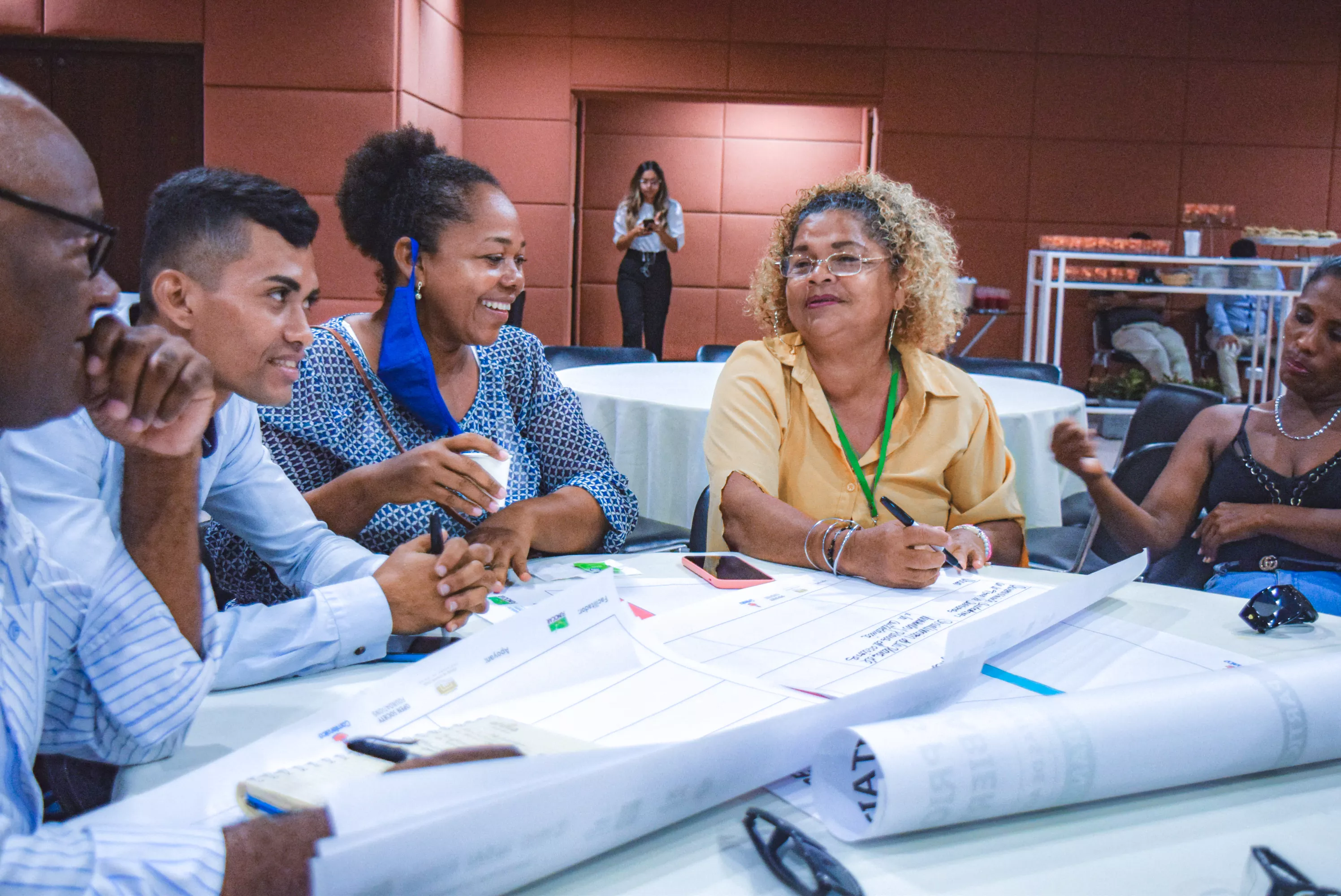 Mesa de trabajo con participantes de gobierno abierto