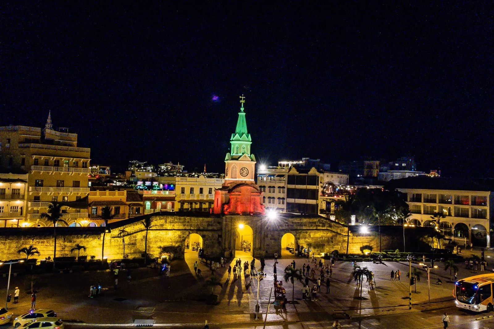 La emblemática Torre del Reloj se viste de gala ¡490 años de historia iluminados con orgullo!