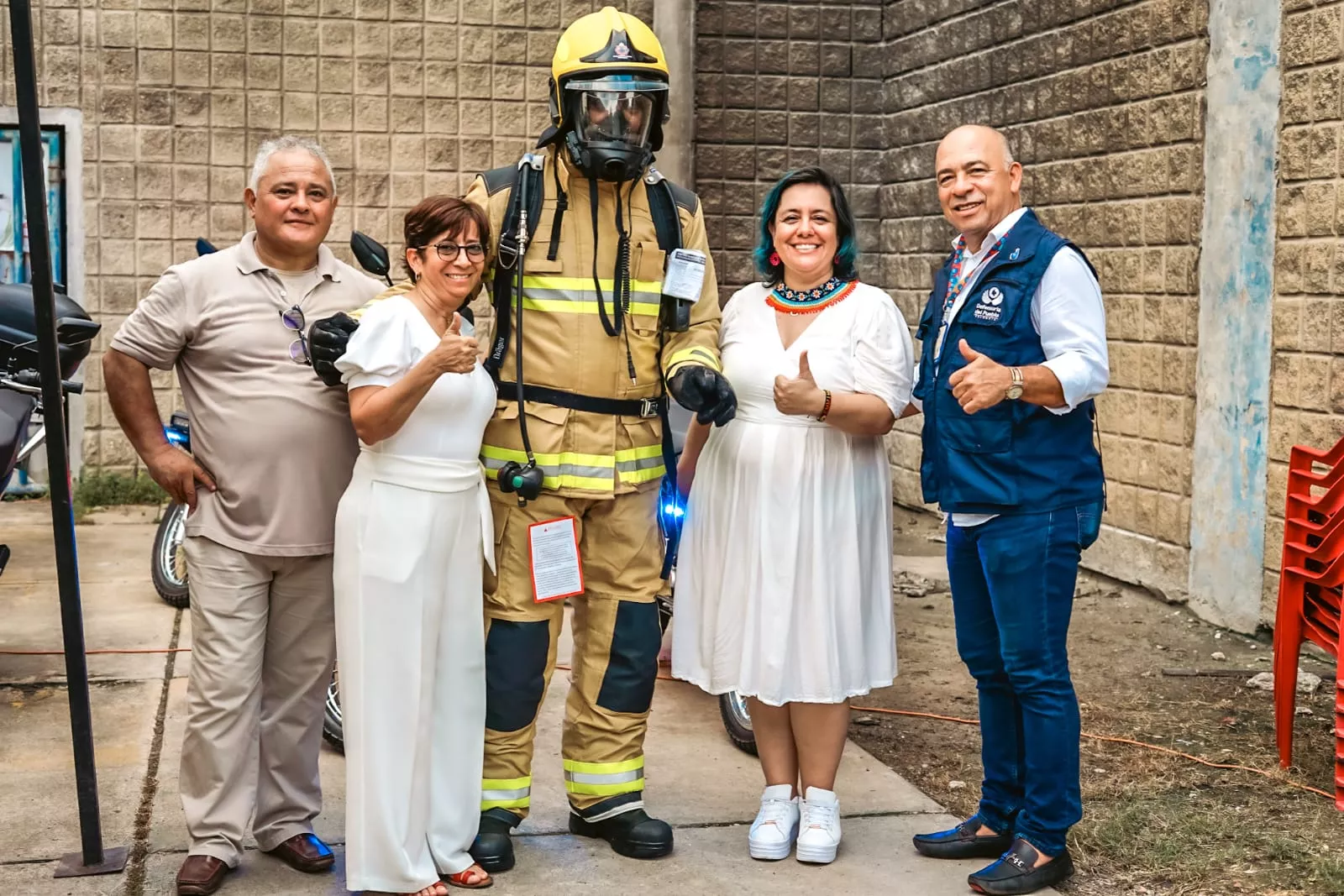 Entrega trajes de aproximación al fuego de bomberos