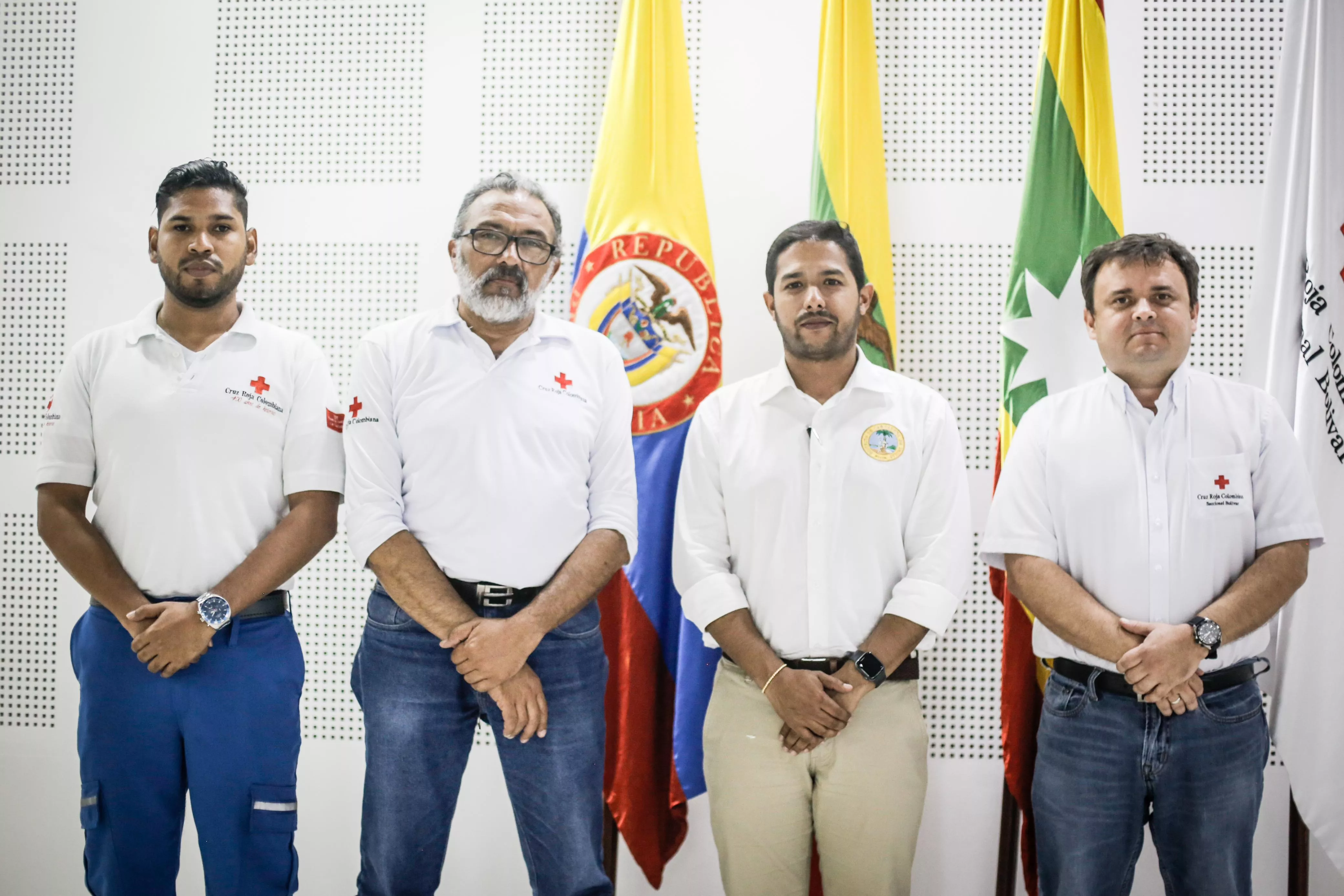 Daniel Vargas junto a miembros de la Cruz Roja Colombiana