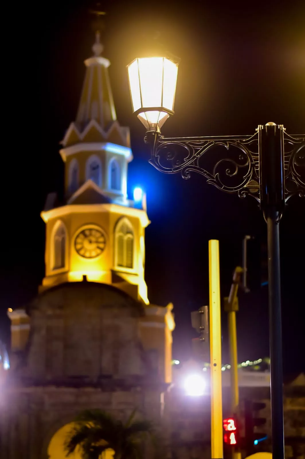 Alcaldía encendió las nuevas luminarias del Camellón de los Mártires. 