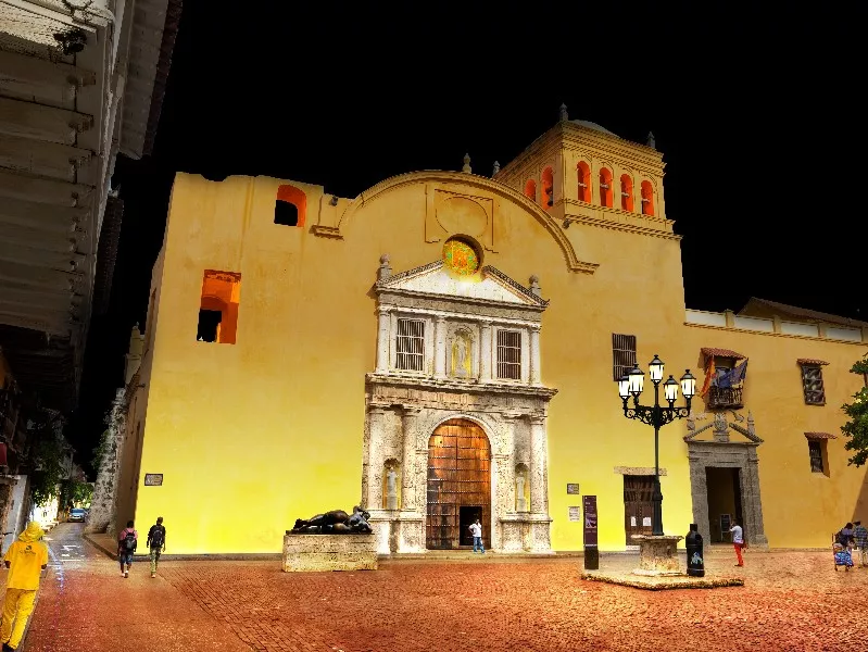 Así quedará el nuevo poste con cinco farolas que será instalado en esta semana en la Plaza Santo Domingo.