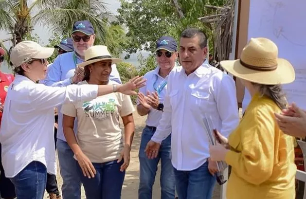 Secretaria general, María Patricia Porras, conversa con el alcalde mayor de Cartagena, Dumek Turbay Paz, y la ministra de Vivienda, Catalina Velasco, sobre el proyecto formulado y radicado ante Minvivienda para brindarle solución definitiva de suministro de agua potable a Tierrabomba.