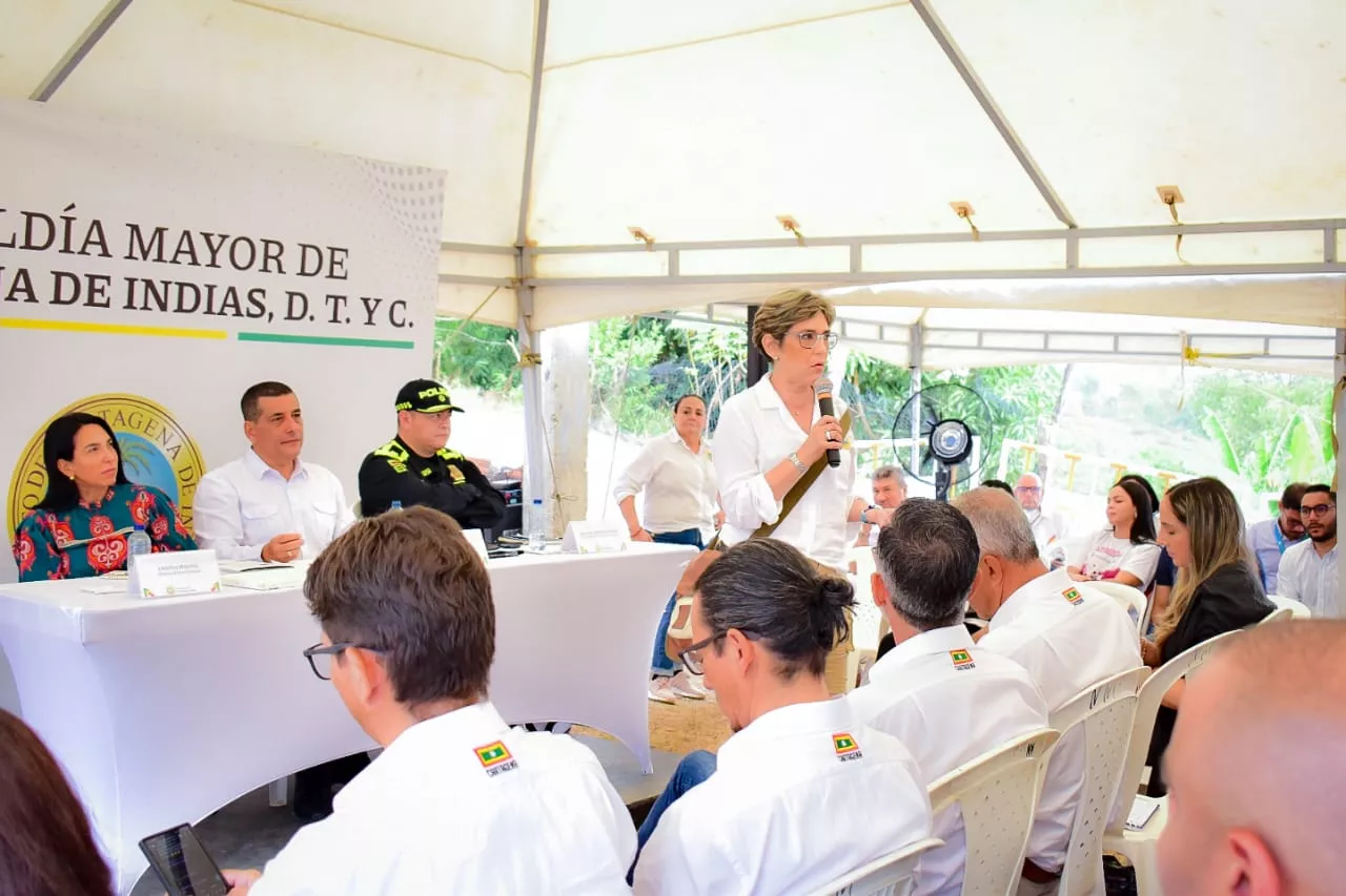 La secretaria María Patricia Porras dirigiéndose a la comunidad de Albornoz. 