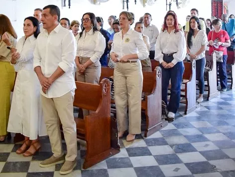 Secretaria General, María Patricia Porras, acompaña al alcalde Dumek Turbay a la Eucaristía de inicio de festividades de la Virgen de La Candelaria.