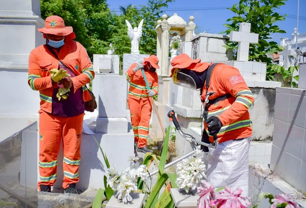 Jornada de limpieza en el cementerio Santa Cruz de Manga.