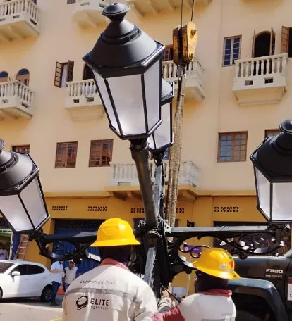 Cambio del faro central en la Plaza de Santo Domingo.