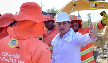 El alcalde Dumek Turbay Paz da instrucciones precisas a la Cuadrilla del Alcalde para aportar en estrategias de mitigación ante la emergencia suscitada por la rotura de un tubo.