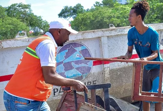 Jornada de limpieza y recolección de inservibles en los barrios cercanos a la Marginal del Sur, a orilla del Caño Juan Angola.