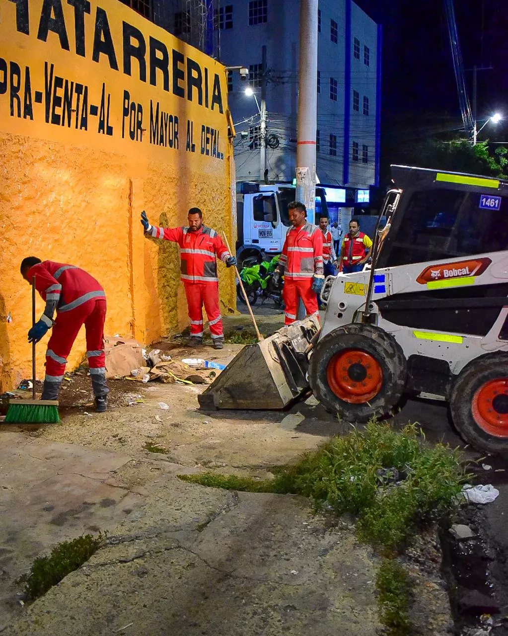 Con operativo de limpieza, Alcaldía de Cartagena recupera 30 puntos críticos en la avenida Crisanto Luque