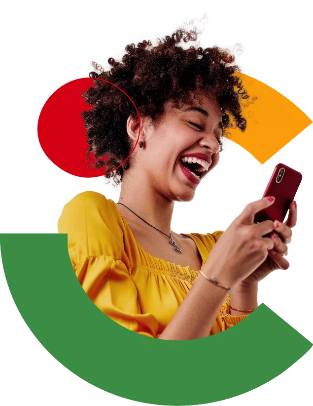 Imagen de una persona con un teléfono celular en la mano. 