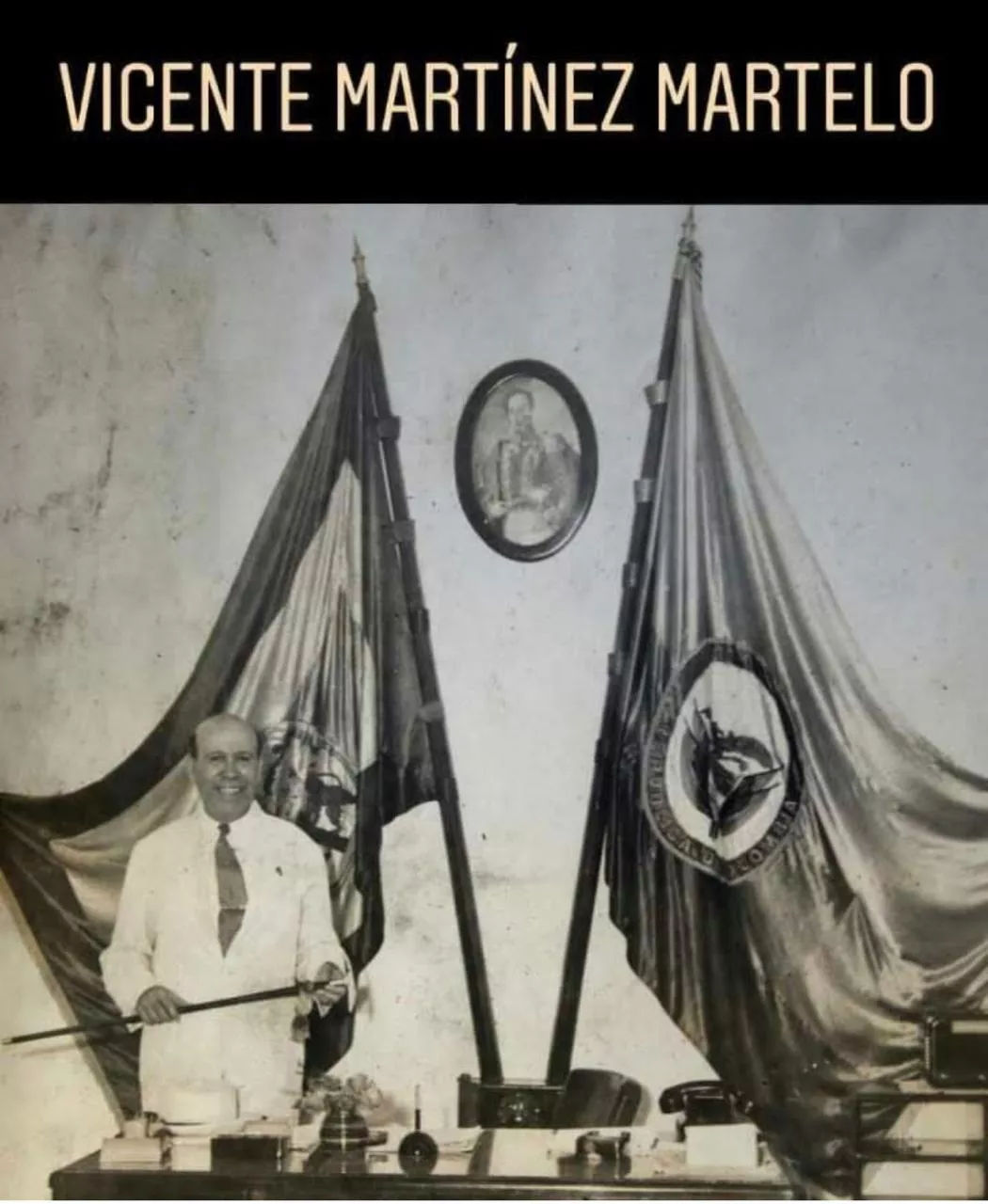 Imagen de una persona con dos banderas en el fondo